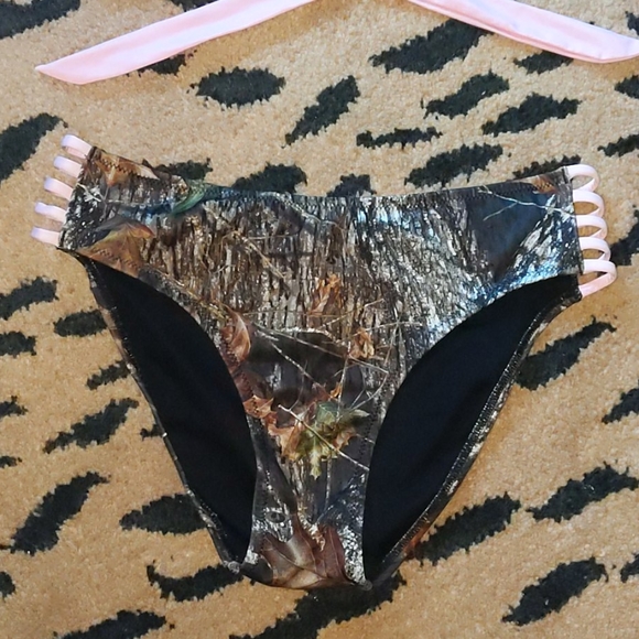 Sexy Camouflage Bikini with Pink Accents - Picture 3 of 9
